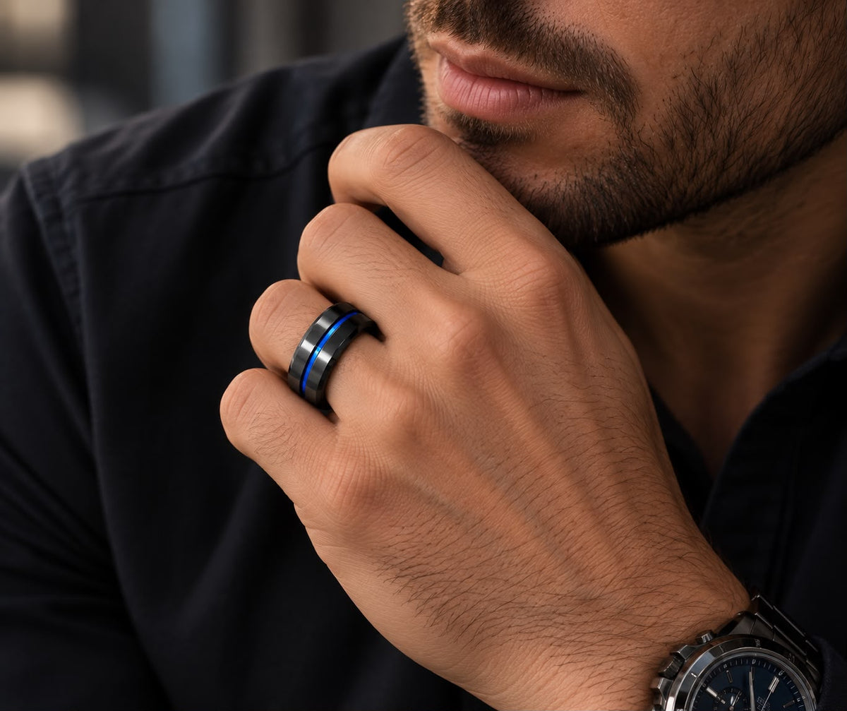 Anillo Blue Line Gunmetal puesto en la mano