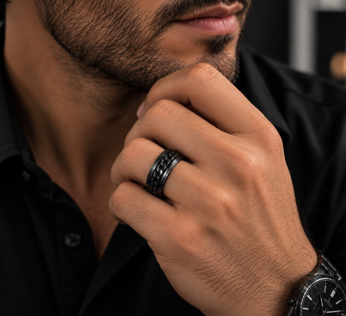 Anillo Black Chain puesto en la mano
