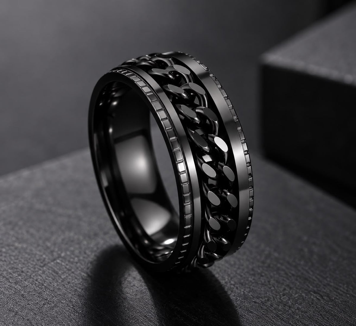 Detalle de los eslabones y bordes industriales del anillo Black Chain