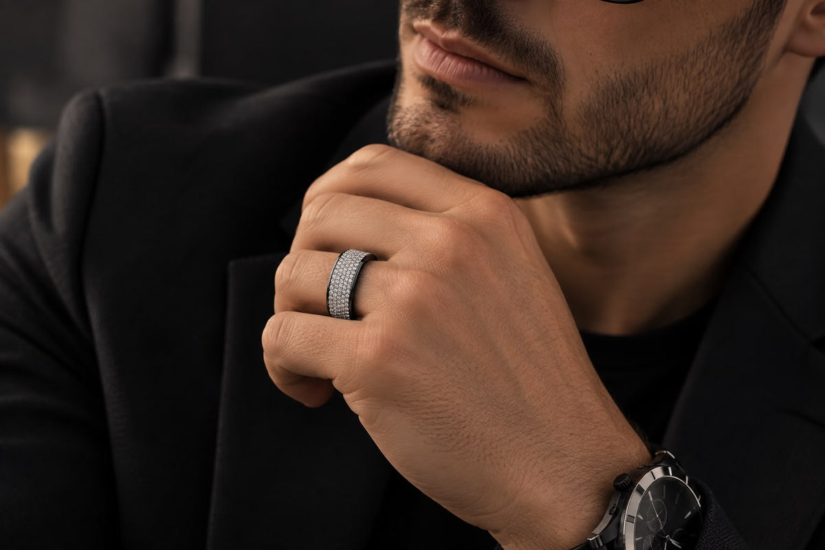 Anillo Black Diamond puesto en la mano