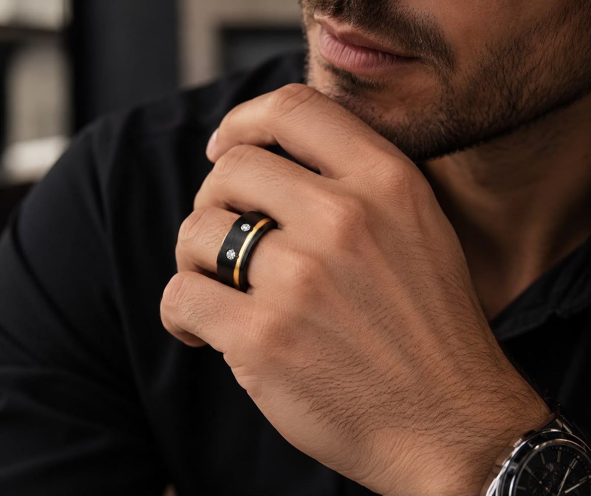 Anillo Black Gold Diamond puesto en la mano