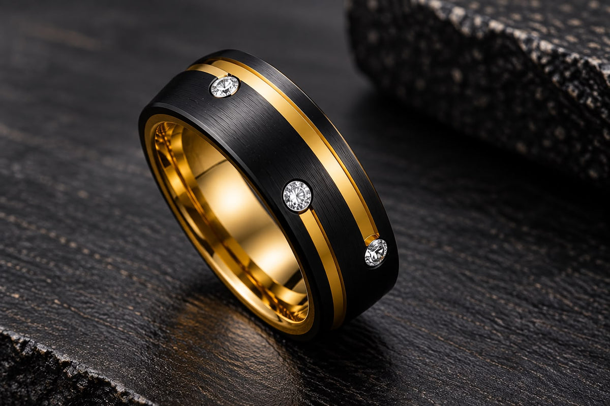Detalle de las piedras y líneas doradas del anillo Black Gold Diamond