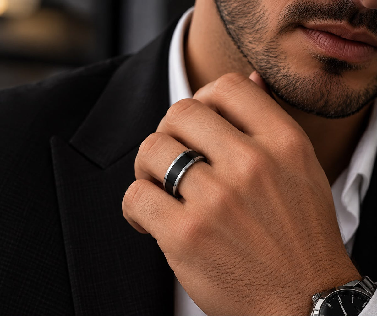 Anillo Black Line puesto en la mano