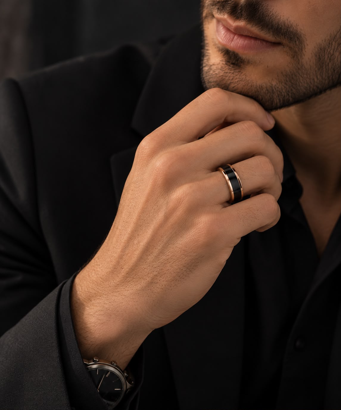 Anillo Black Rose puesto en la mano