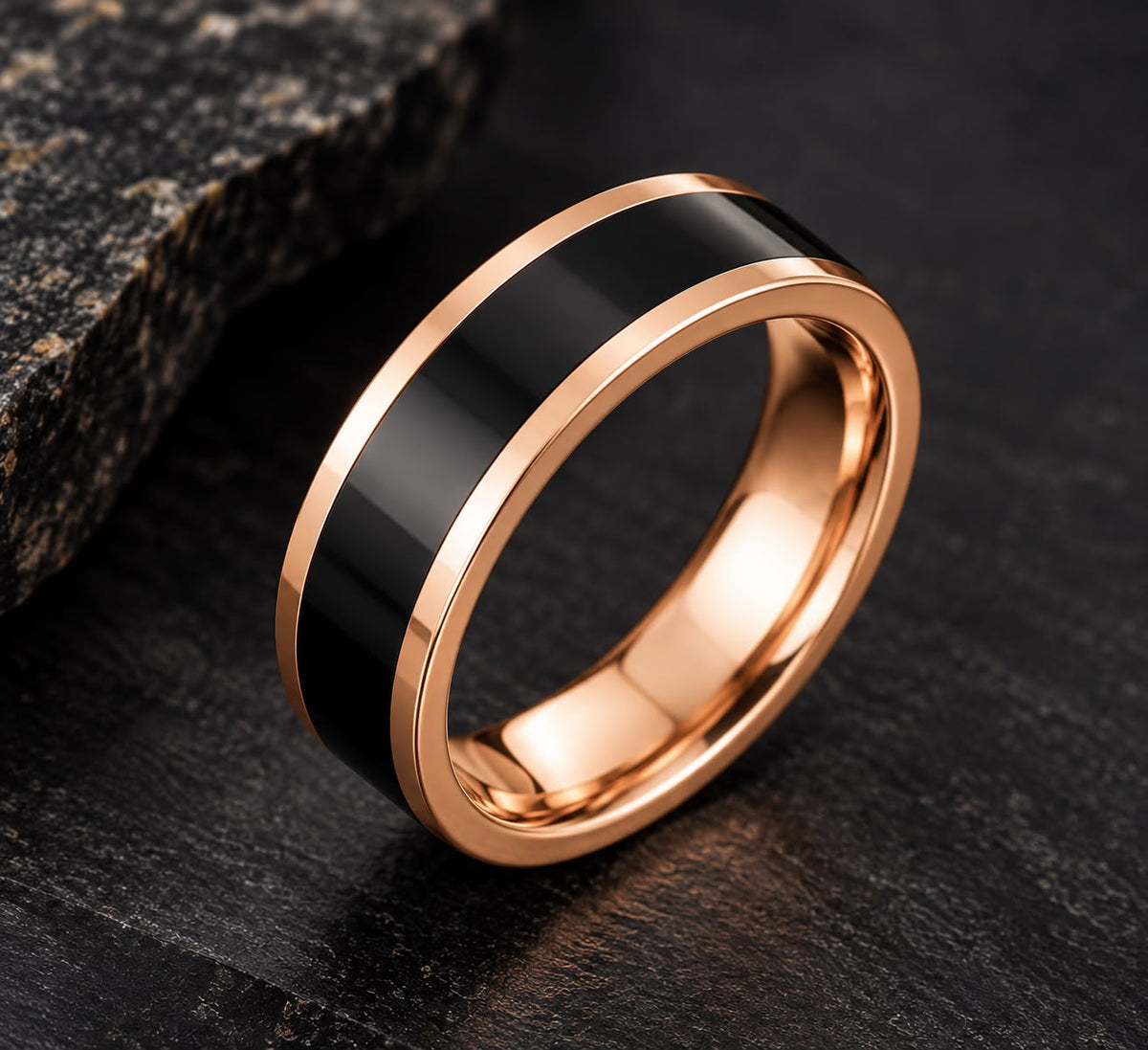 Detalle del anillo Black Rose en oro rosa y negro