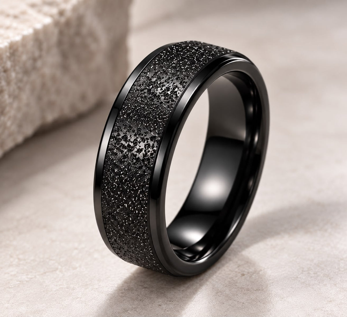 Anillo Black Stone negro con textura mineral