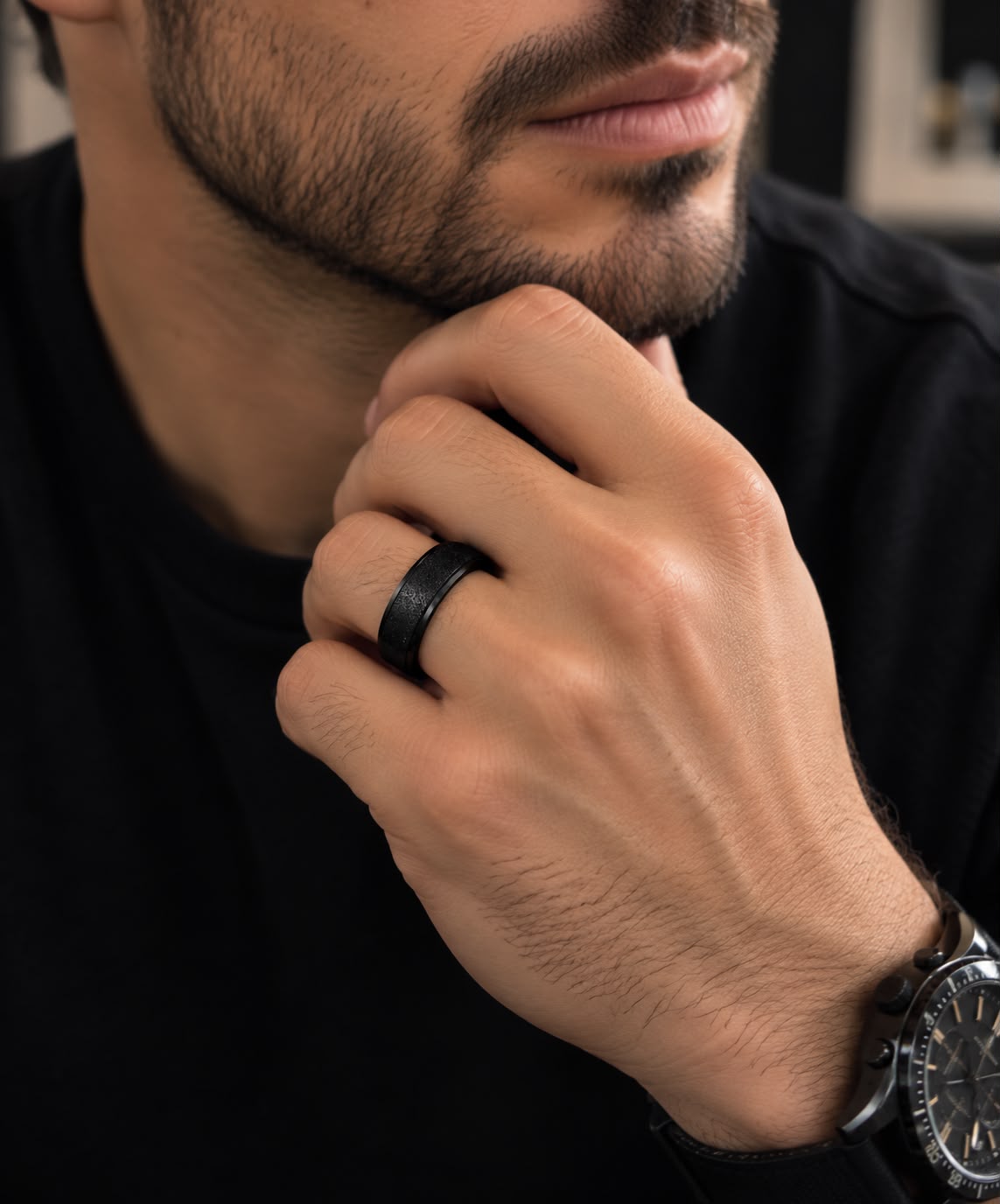 Anillo Black Stone puesto en la mano
