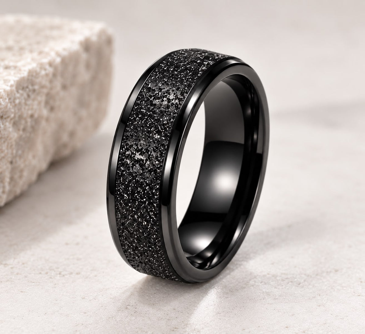 Detalle de la textura mineral del anillo Black Stone