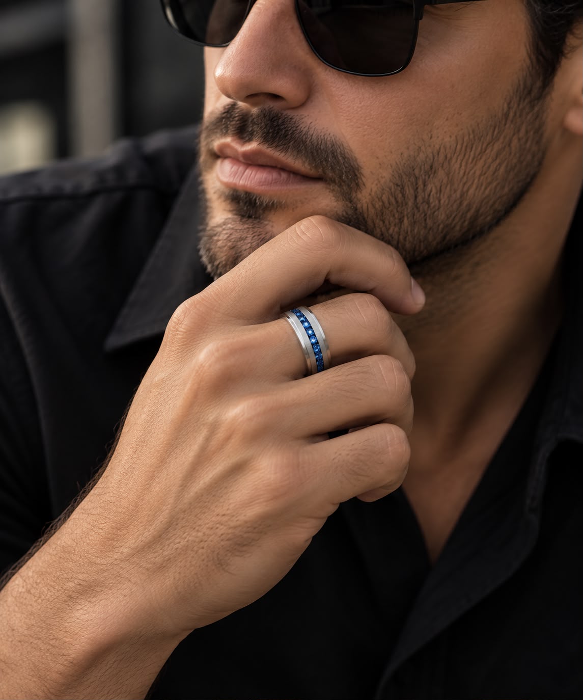 Anillo Blue Line puesto en la mano