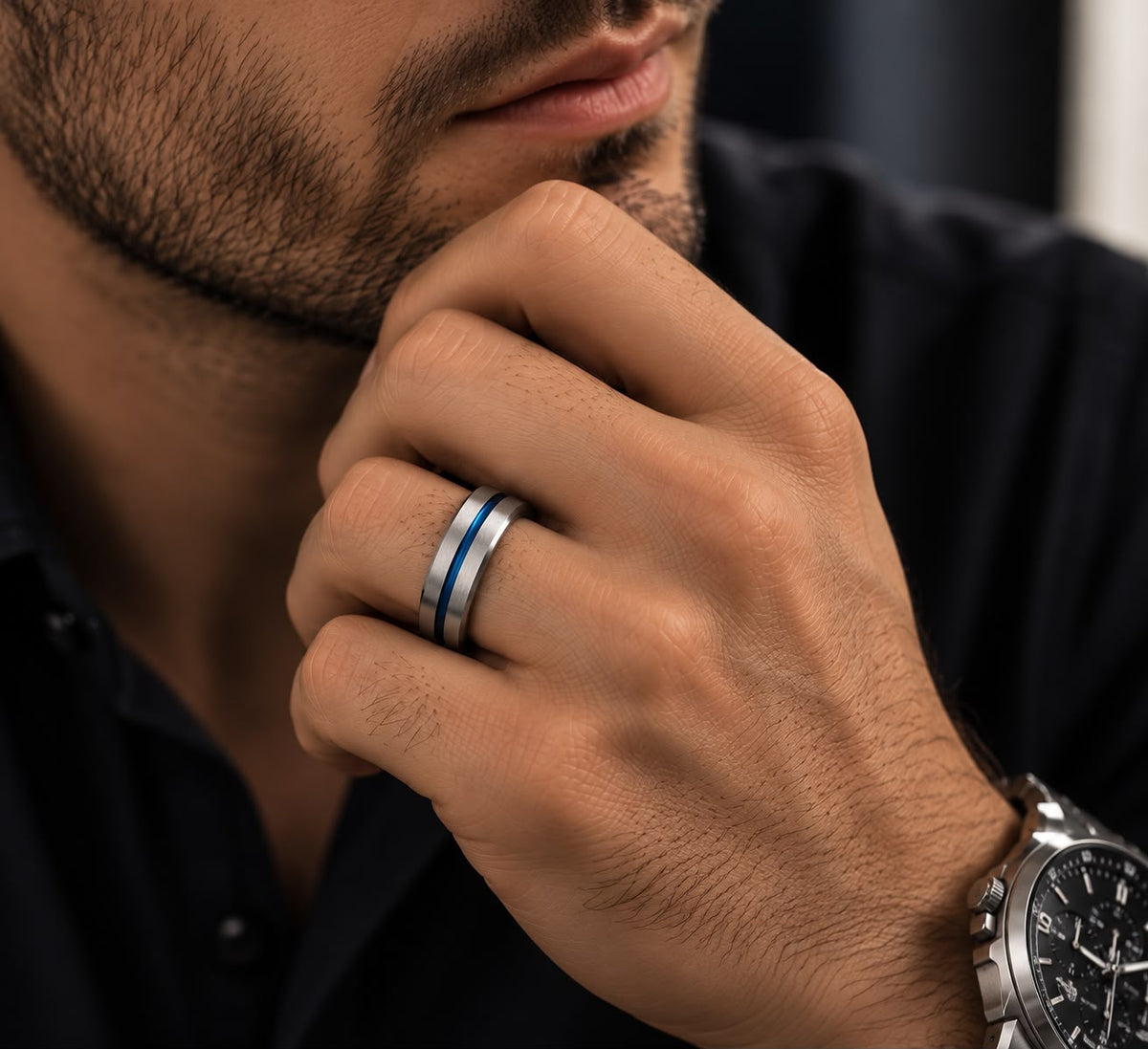 Anillo Blue Stripe puesto en la mano