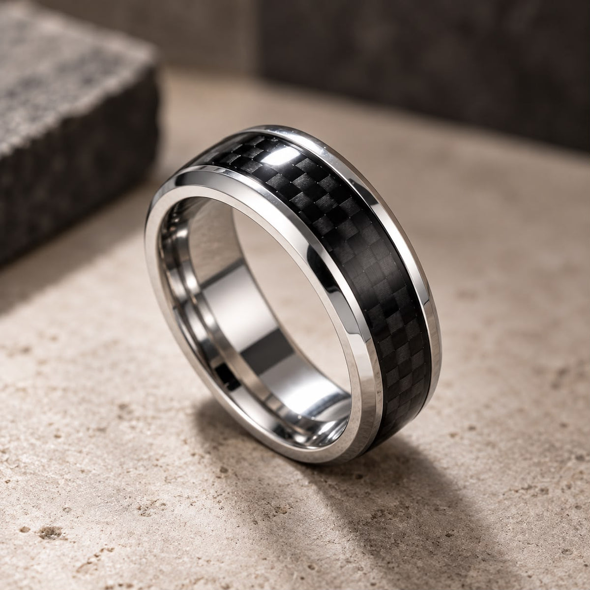 Anillo Carbon Elite plateado con inserto negro efecto fibra de carbono