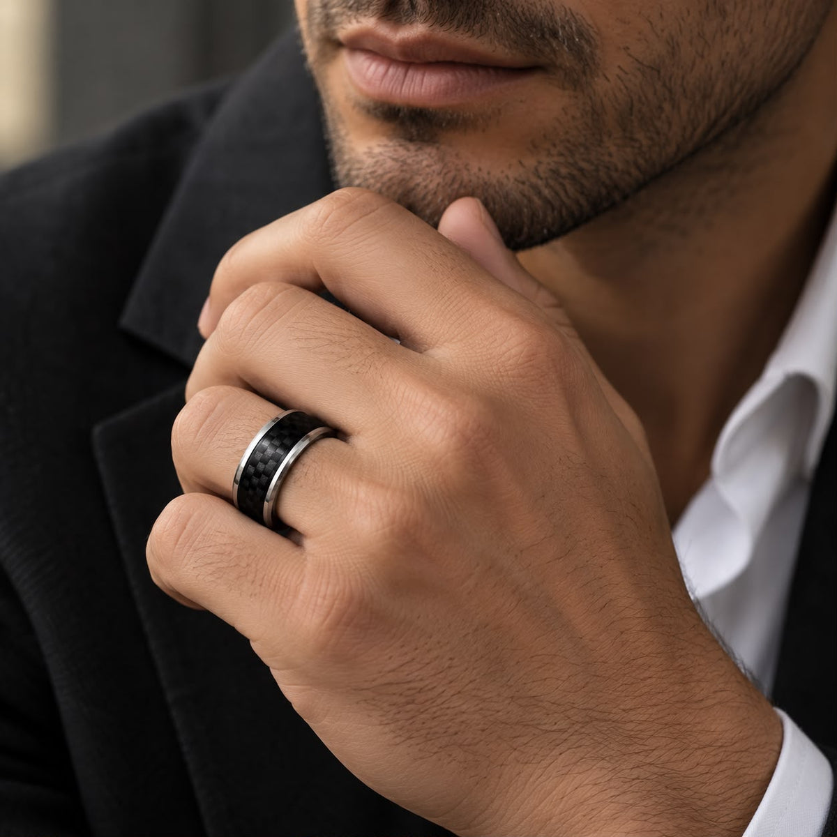 Anillo Carbon Elite puesto en la mano