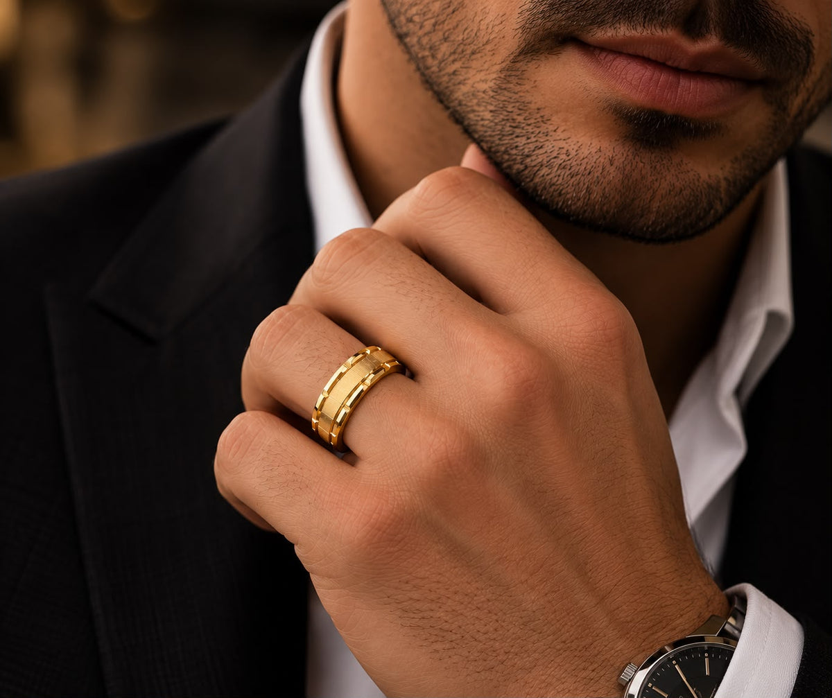 Anillo Gold Architect puesto en la mano