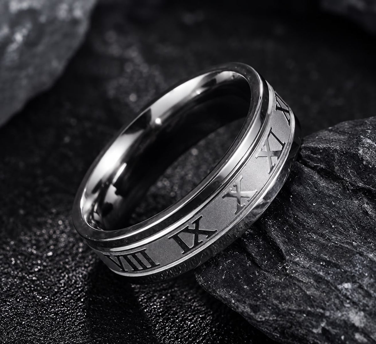 Detalle de los números romanos del anillo Roman Steel