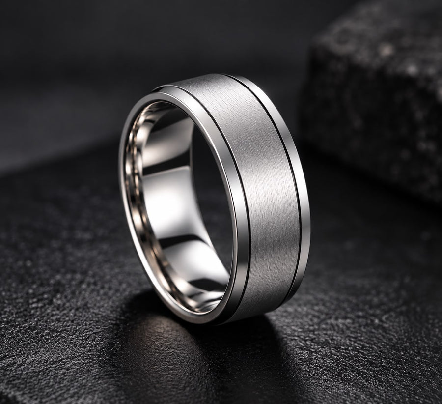 Anillo Silver Edge plateado con centro cepillado y bordes pulidos
